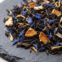 Détail des feuilles de thé noir bio, fleurs de bleuet et écorces d'agrumes.