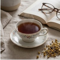 Moment de détente avec une tasse d'infusion à la camomille bio