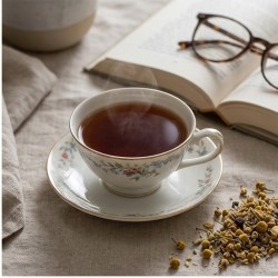 Moment de détente avec une tasse d'infusion à la camomille bio