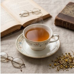 Moment de détente avec une tasse d'infusion bio pour le confort gastrique.