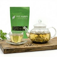 Infusion de la tisane Détox Bio PH465 AJC Nature dans une théière en verre et tasse pour pause bien-être