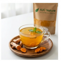 Infusion de Curcuma Bio AJC Nature dans une tasse avec des morceaux de rhizome frais pour le confort articulaire.