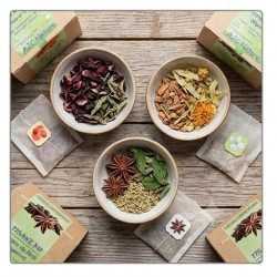 Vue du dessus des ingrédients naturels et plantes bio composant le pack de 3 tisanes AJC Nature (anis, hibiscus, thym)