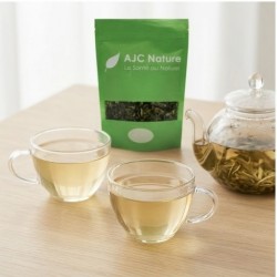 Moment de dégustation convivial et serein avec une théière en verre et le sachet de thé blanc bio AJC Nature.